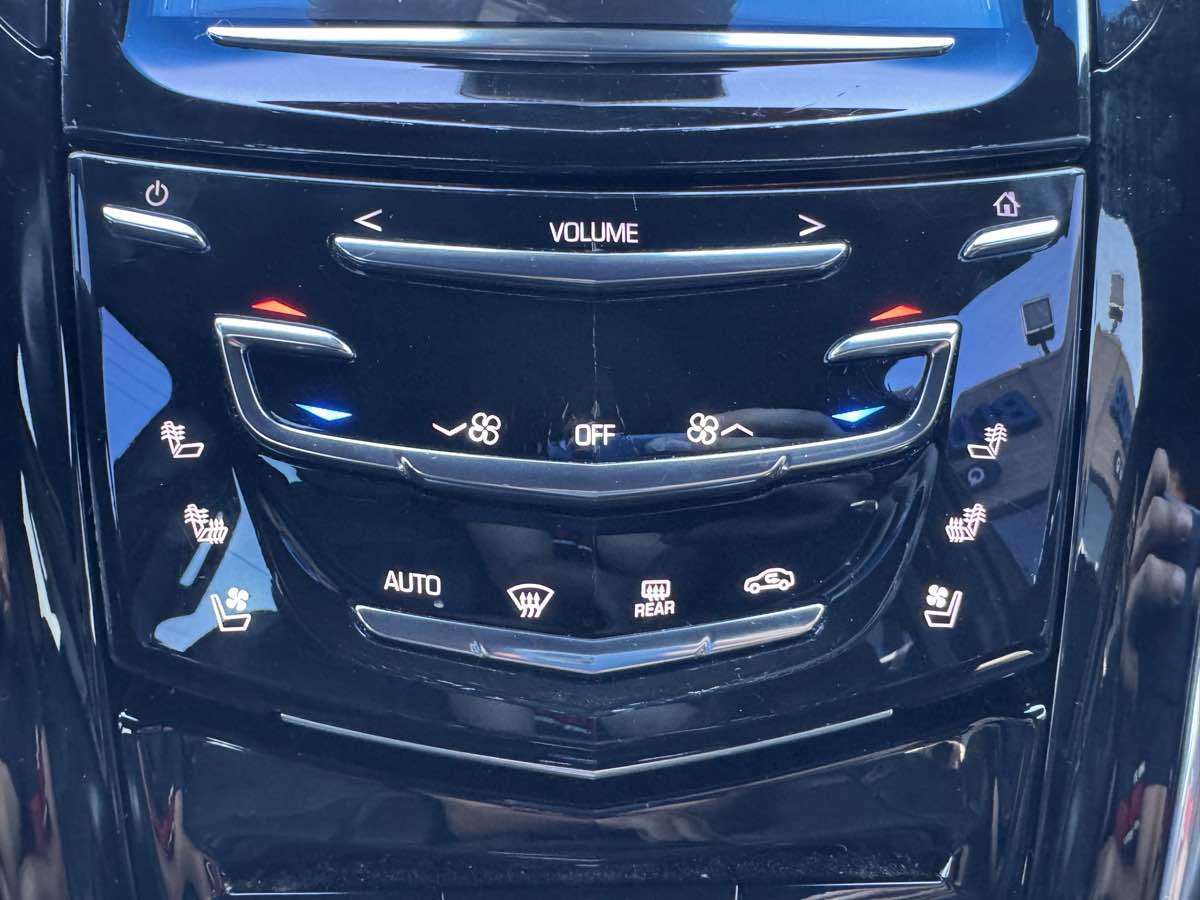 2017 Cadillac Escalade Platinum photo 17