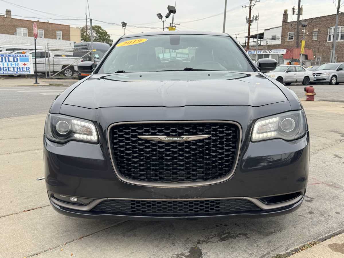 2019 Chrysler 300 photo 2
