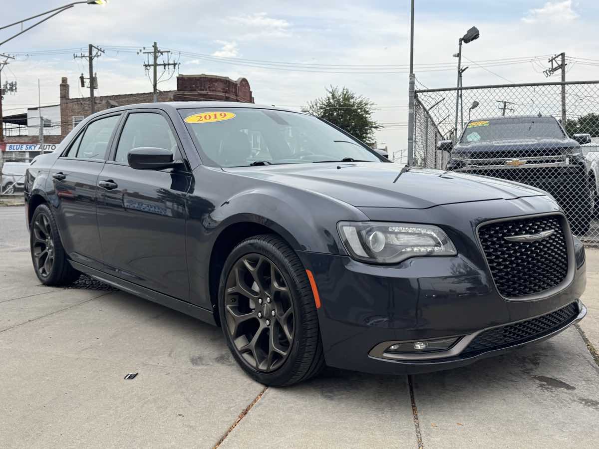 2019 Chrysler 300 photo 3