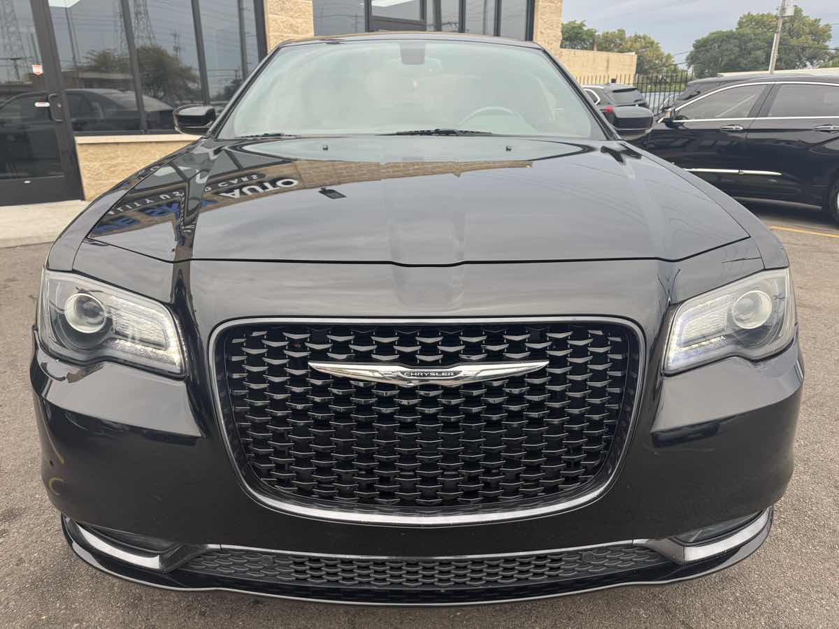 2015 Chrysler 300 photo 2
