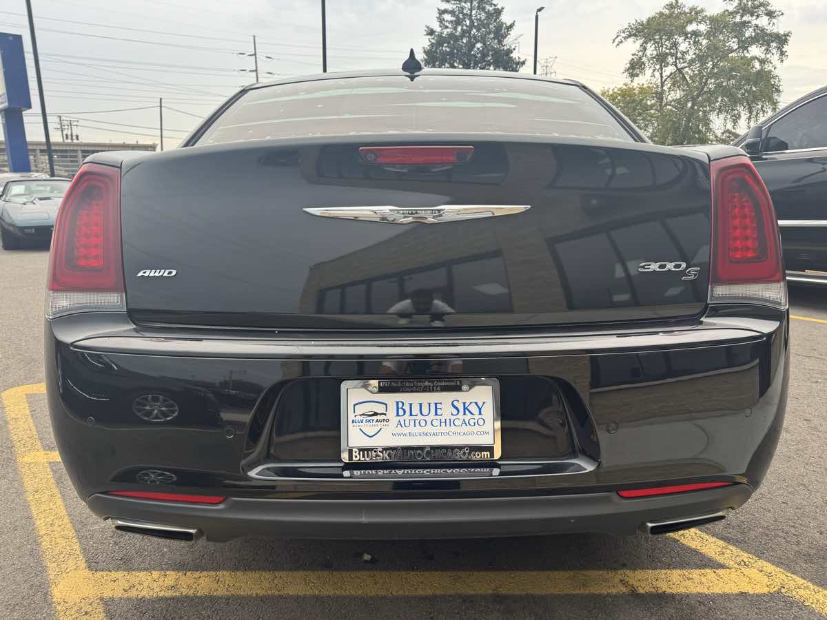 2015 Chrysler 300 photo 6