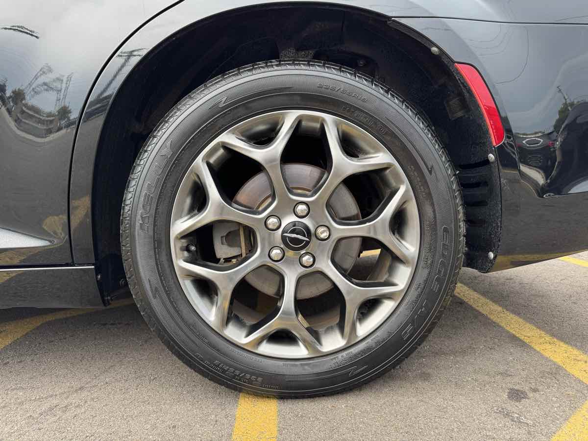 2015 Chrysler 300 photo 9