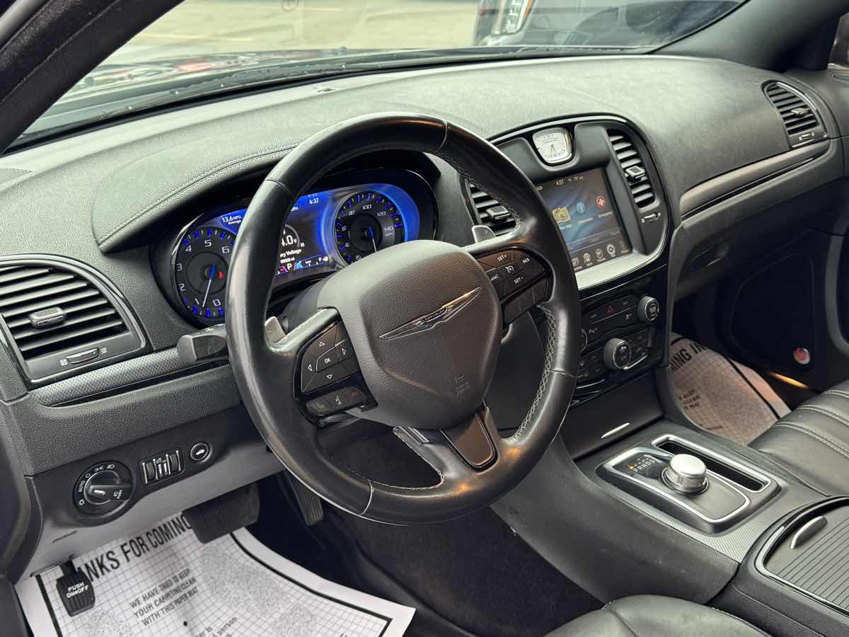 2015 Chrysler 300 photo 11