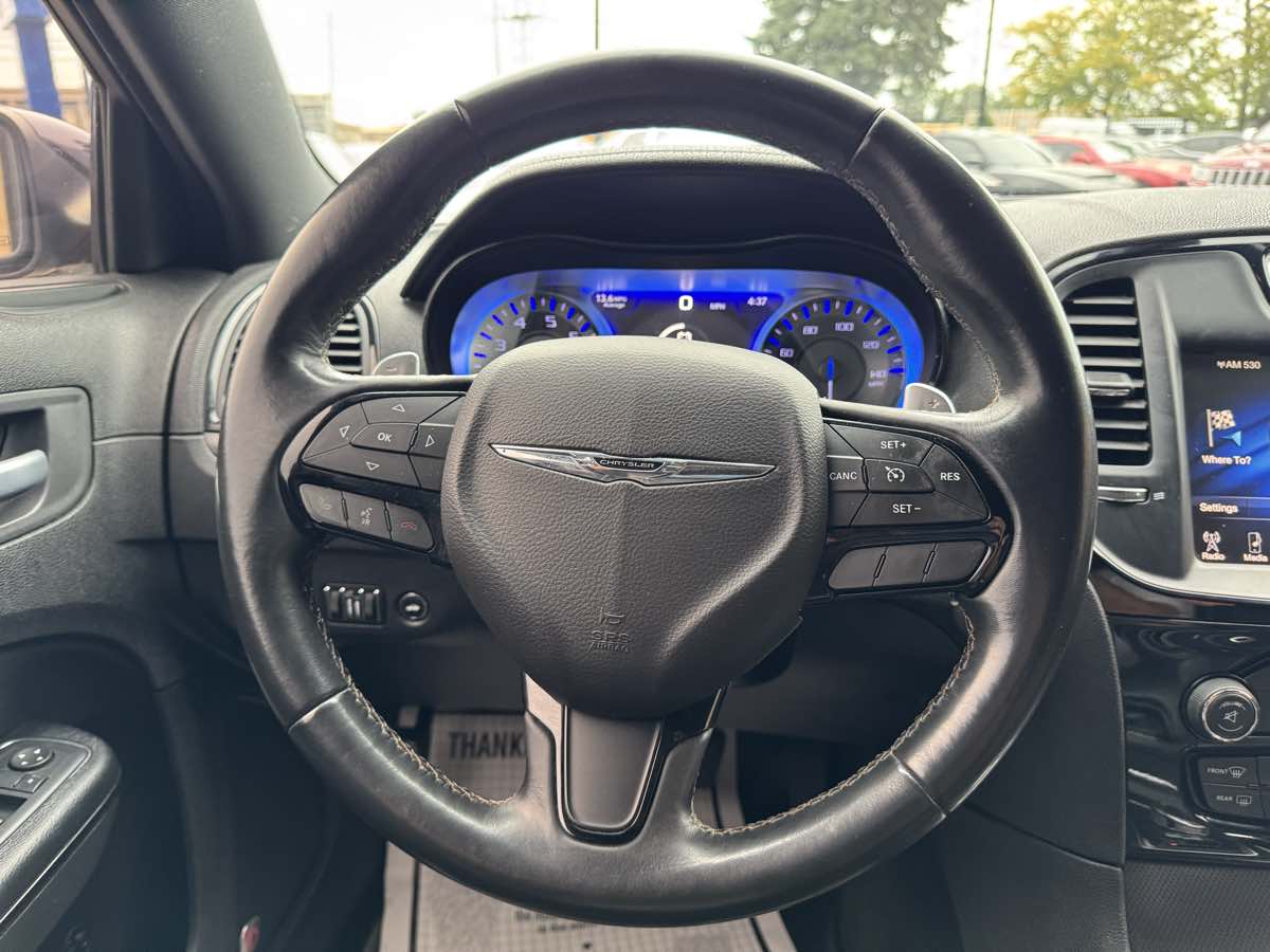 2015 Chrysler 300 photo 12