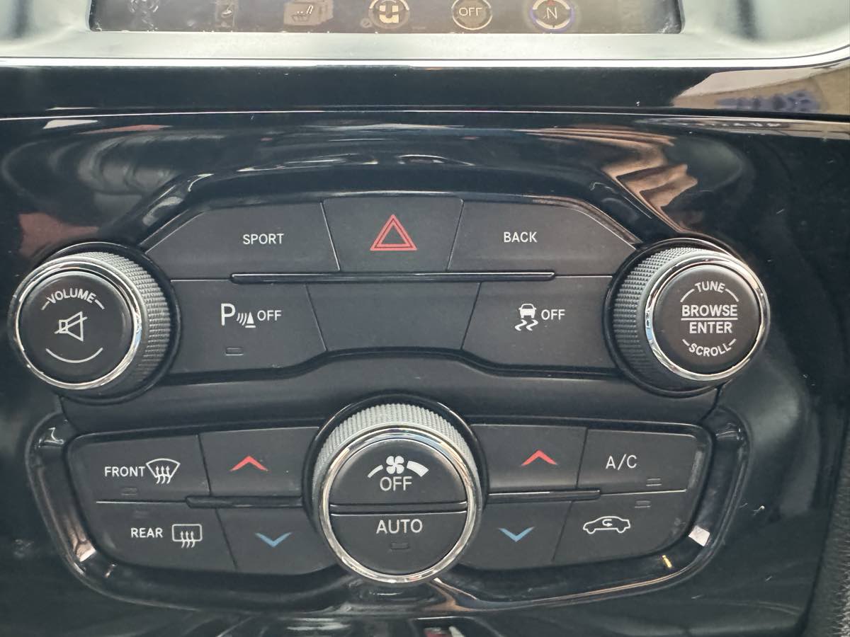 2015 Chrysler 300 photo 17