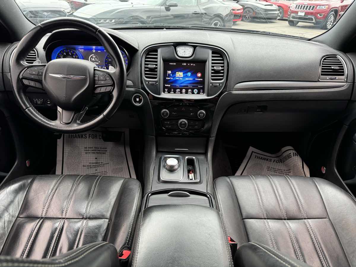 2015 Chrysler 300 photo 18