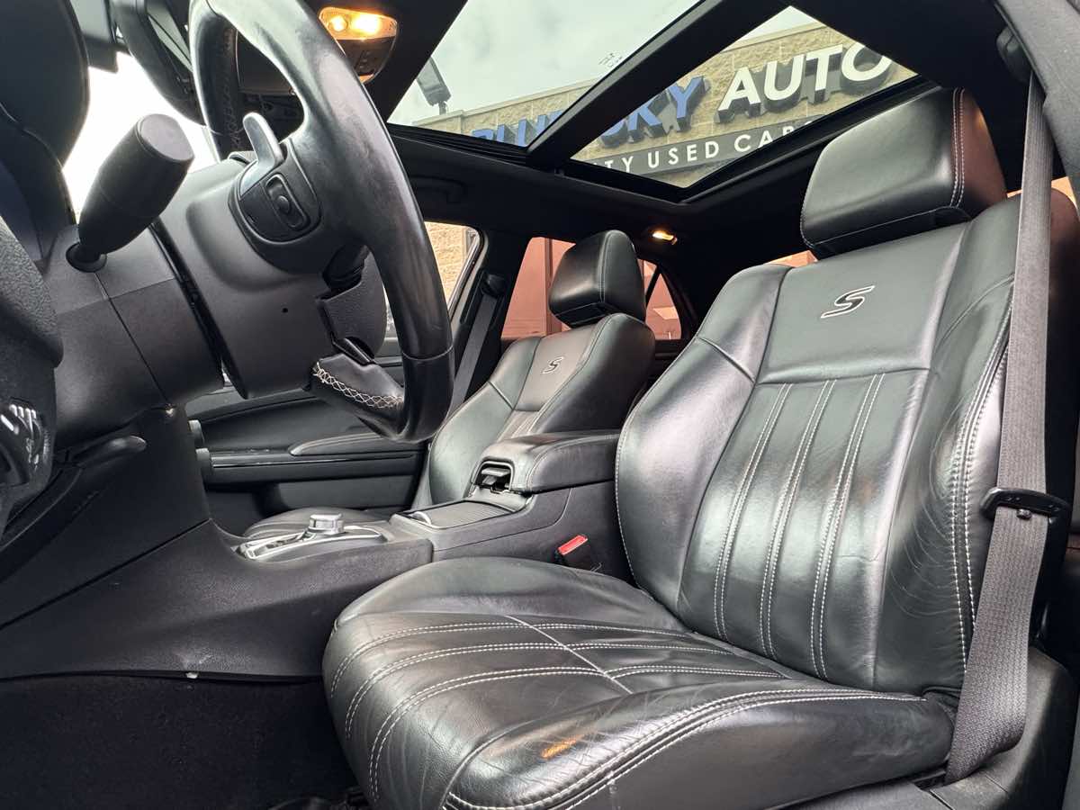 2015 Chrysler 300 photo 19