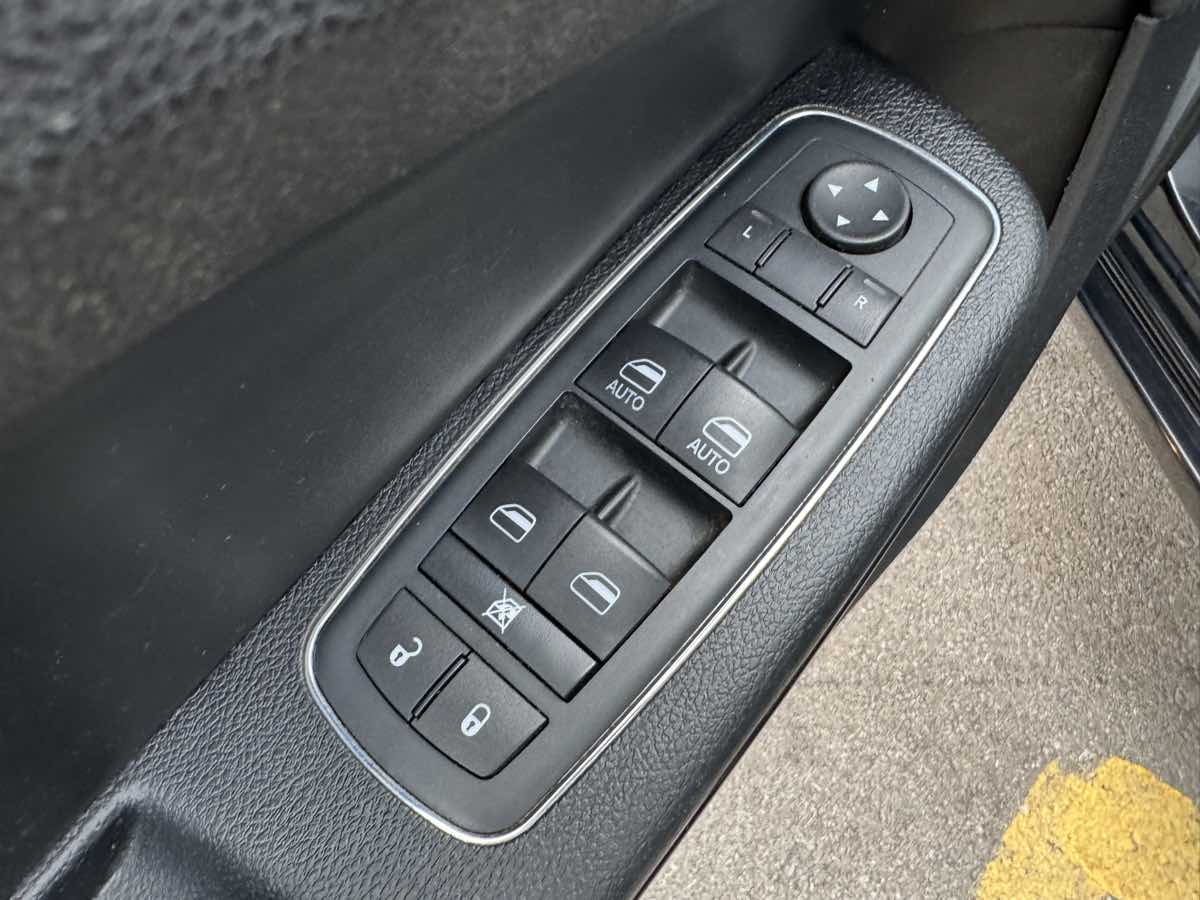 2015 Chrysler 300 photo 21