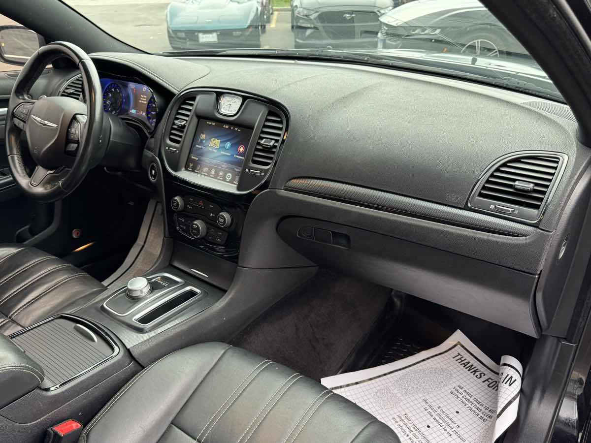 2015 Chrysler 300 photo 23