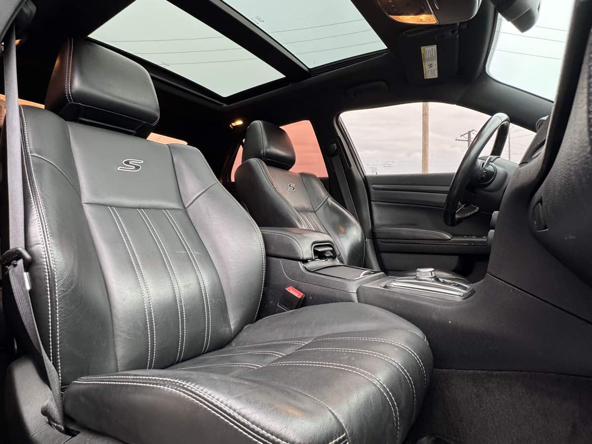 2015 Chrysler 300 photo 24