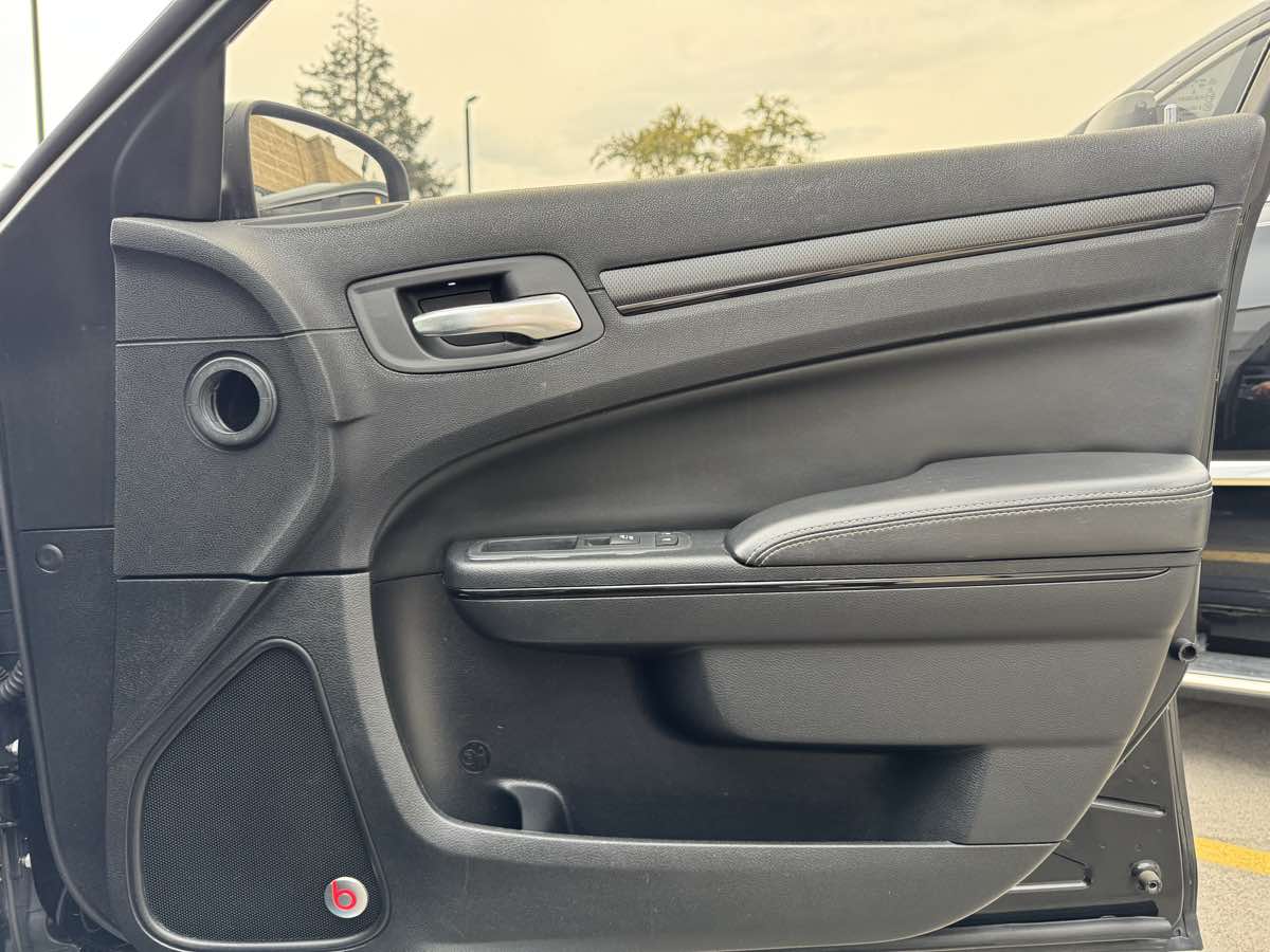 2015 Chrysler 300 photo 25