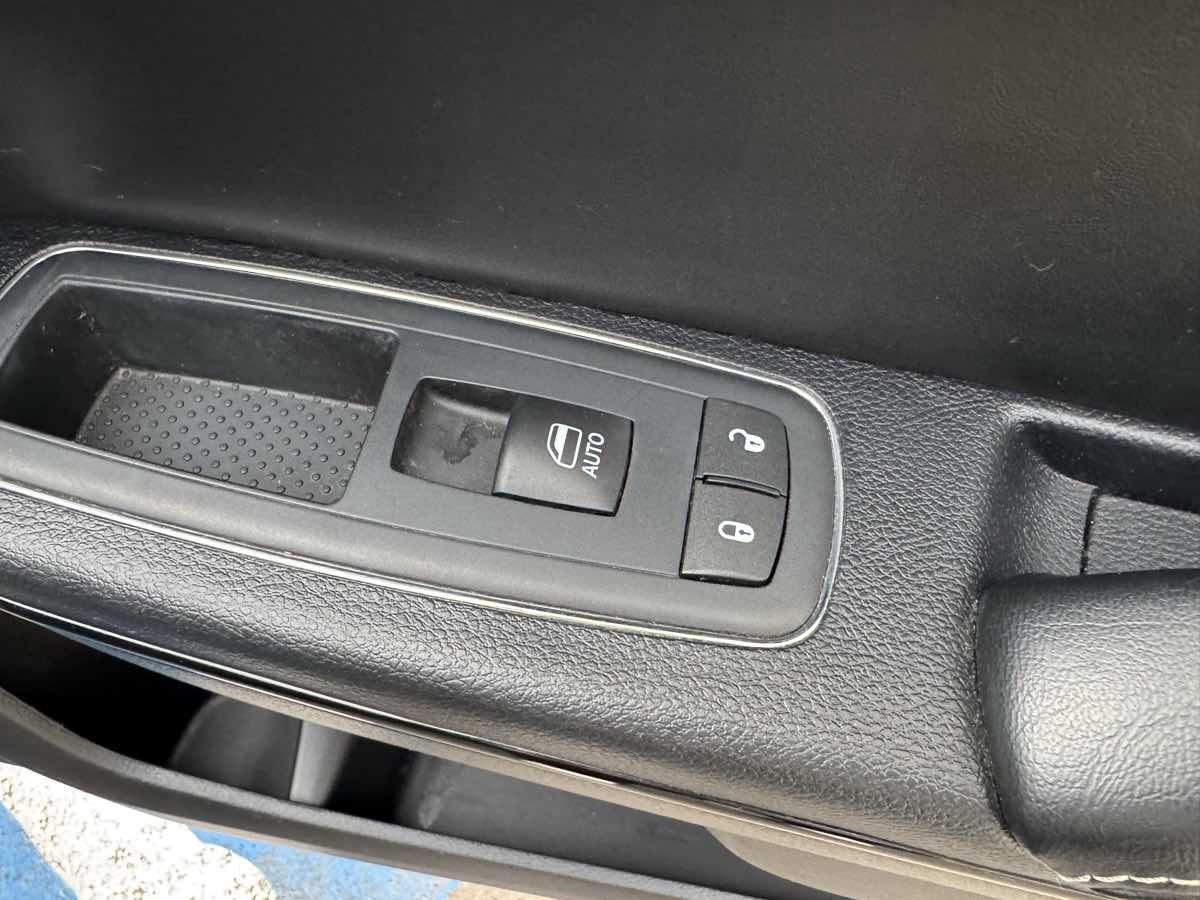 2015 Chrysler 300 photo 26