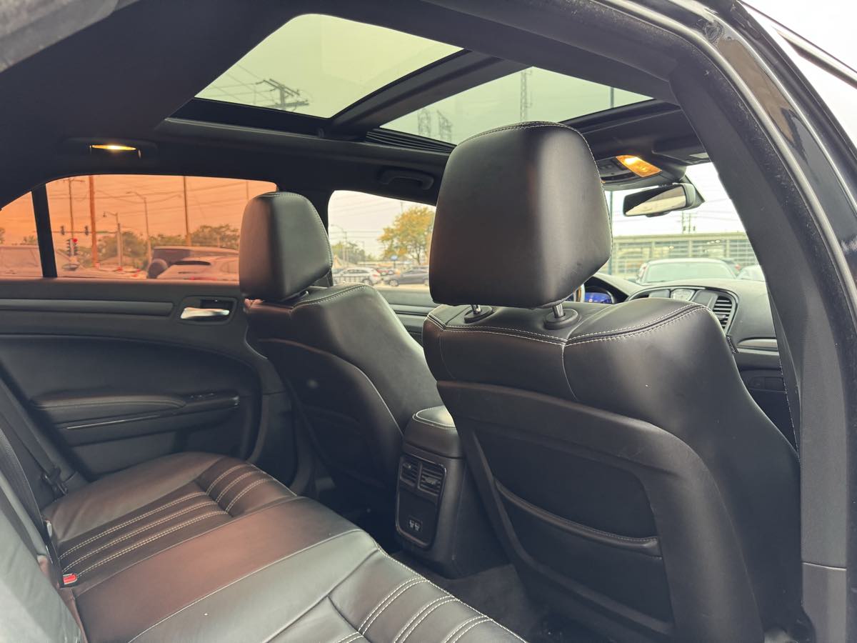 2015 Chrysler 300 photo 28