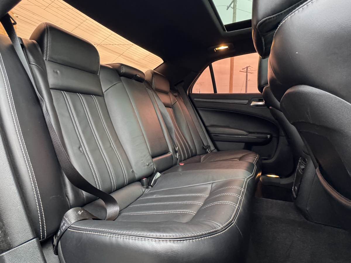 2015 Chrysler 300 photo 29