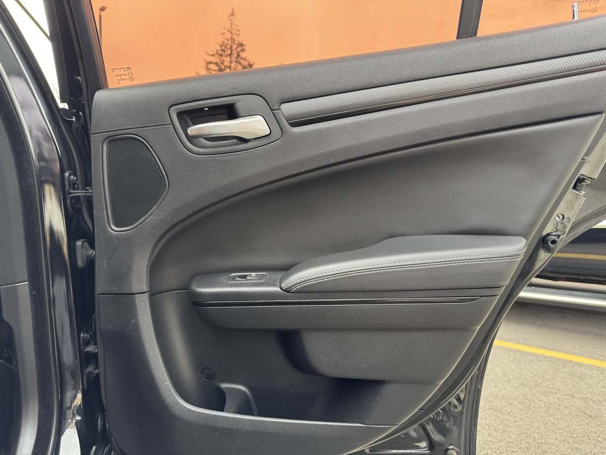 2015 Chrysler 300 photo 30