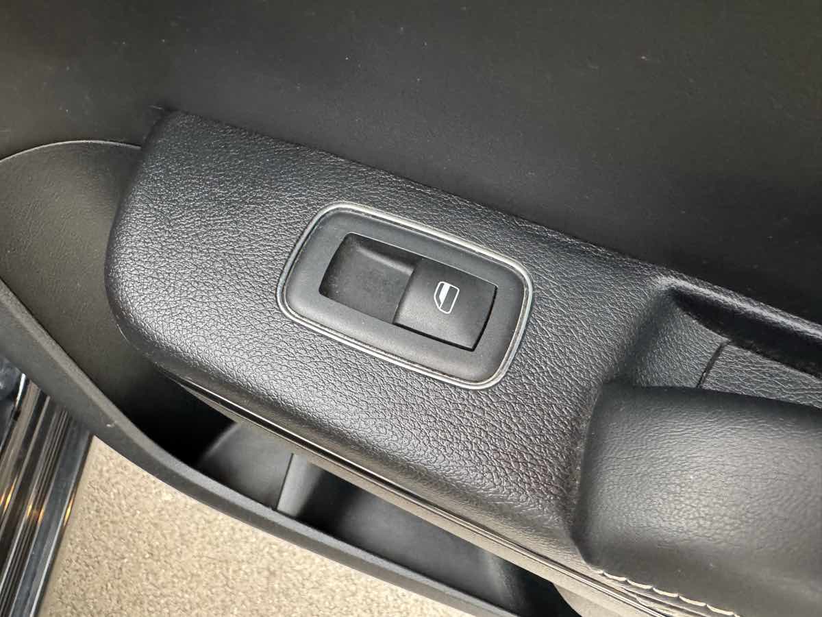 2015 Chrysler 300 photo 31