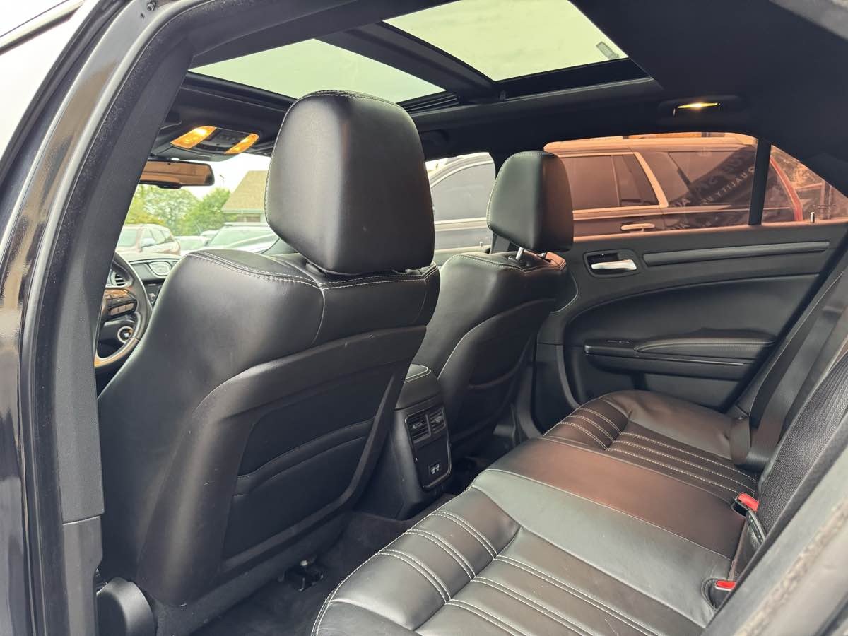 2015 Chrysler 300 photo 33