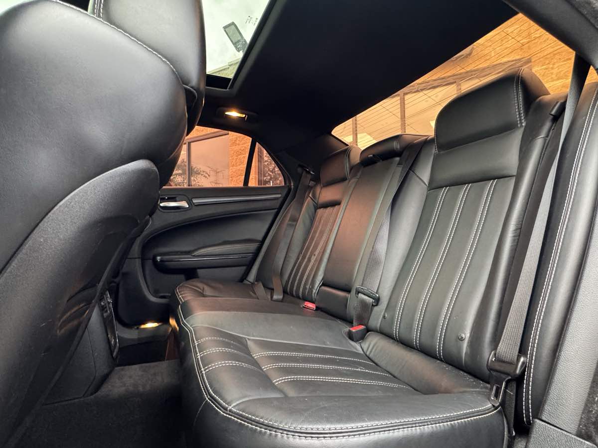 2015 Chrysler 300 photo 34