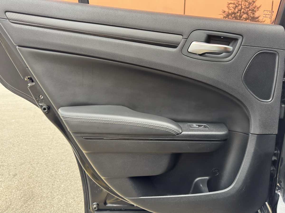 2015 Chrysler 300 photo 35