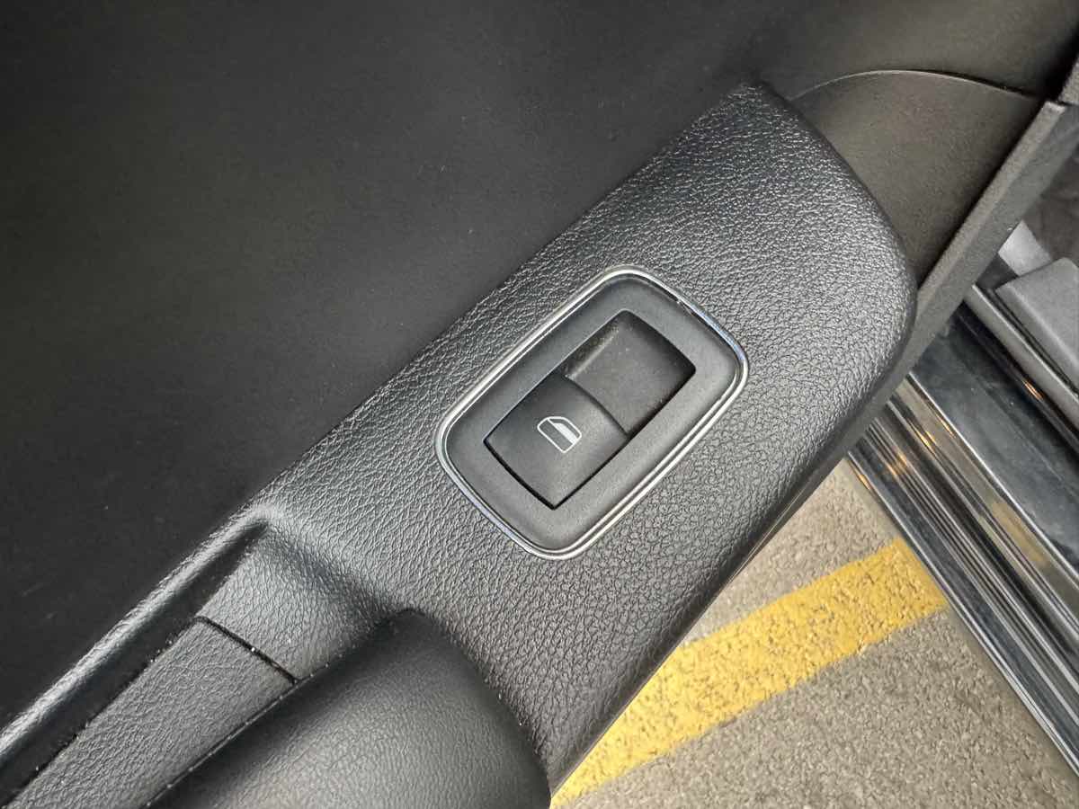 2015 Chrysler 300 photo 36
