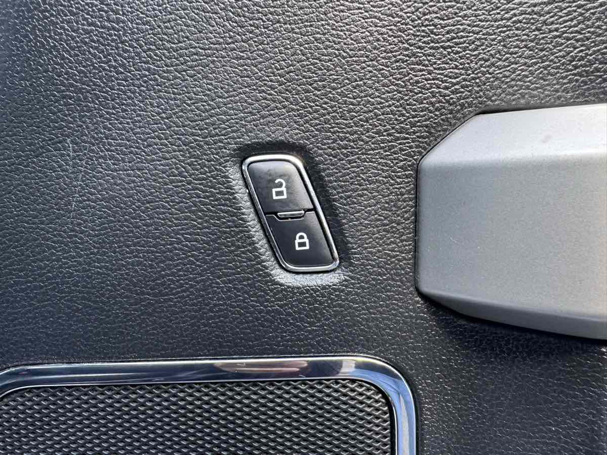 2017 Ford F-150 Lariat photo 33