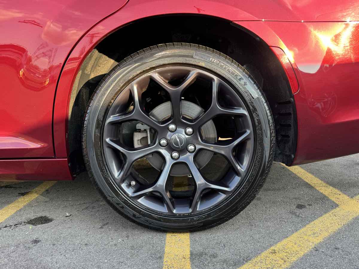 2020 Chrysler 300 photo 9