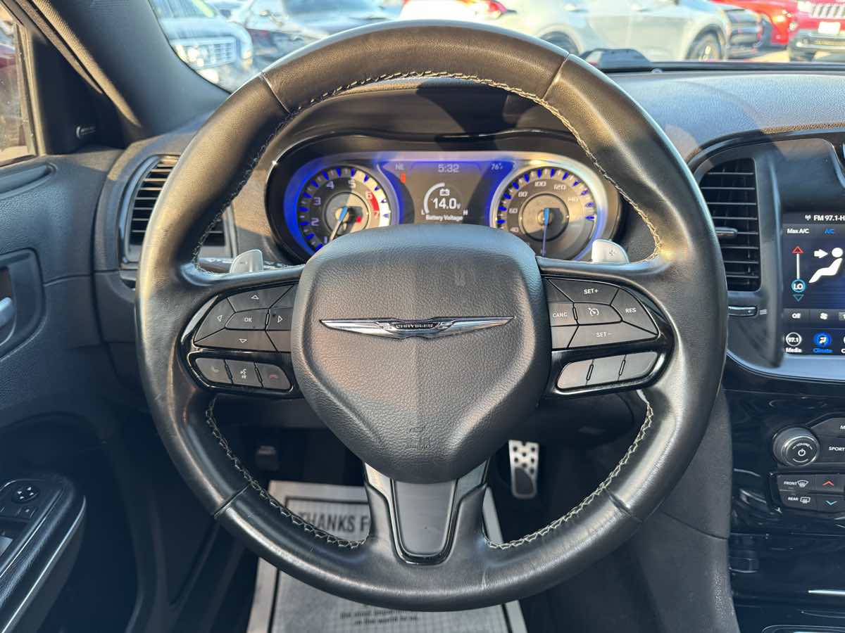 2020 Chrysler 300 photo 12