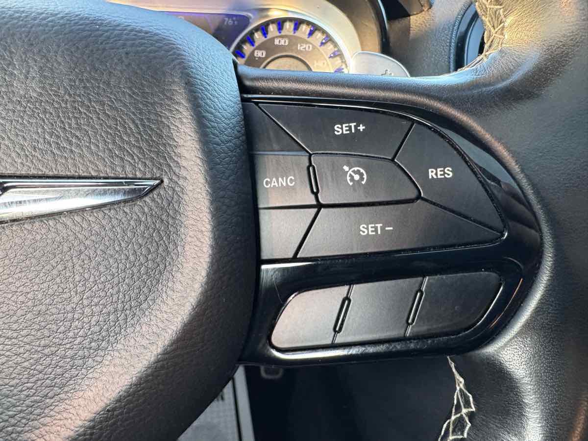 2020 Chrysler 300 photo 15