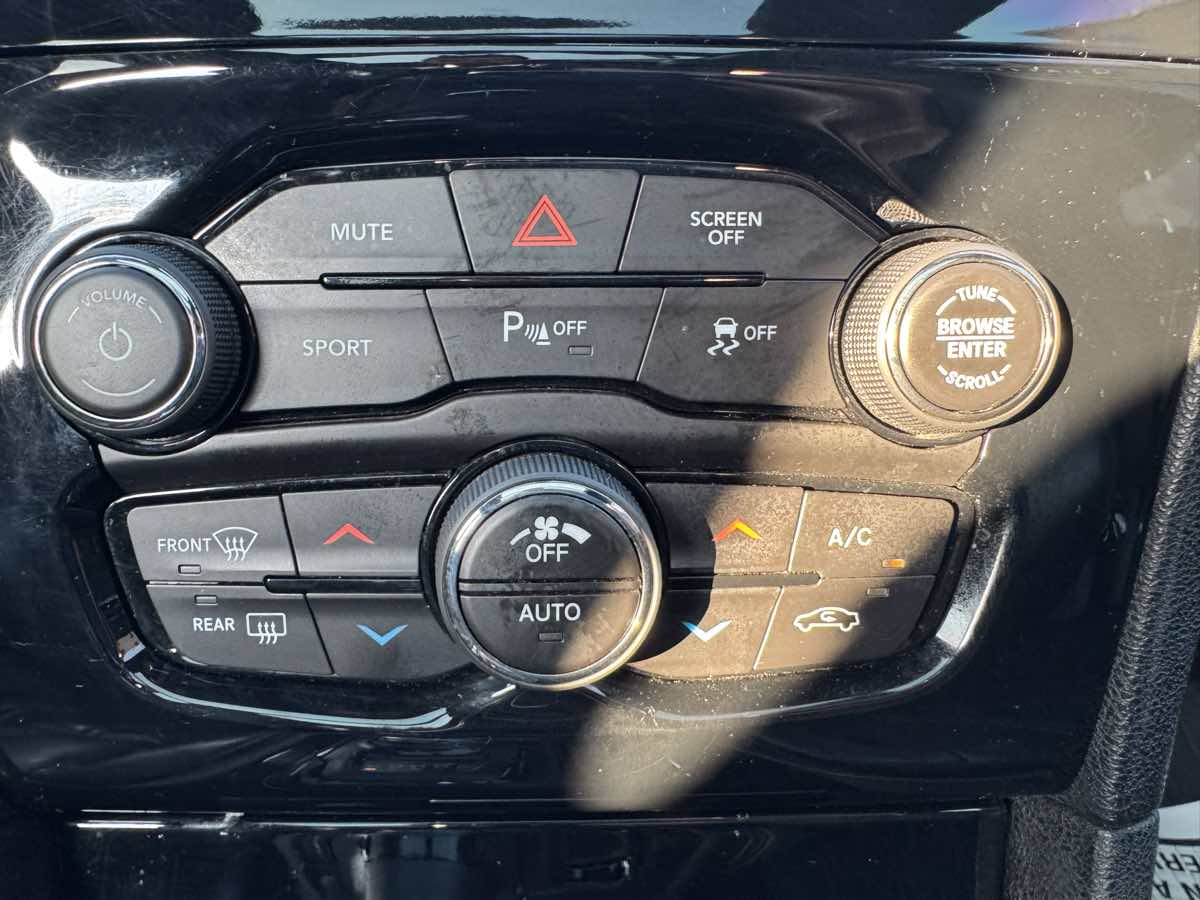 2020 Chrysler 300 photo 17