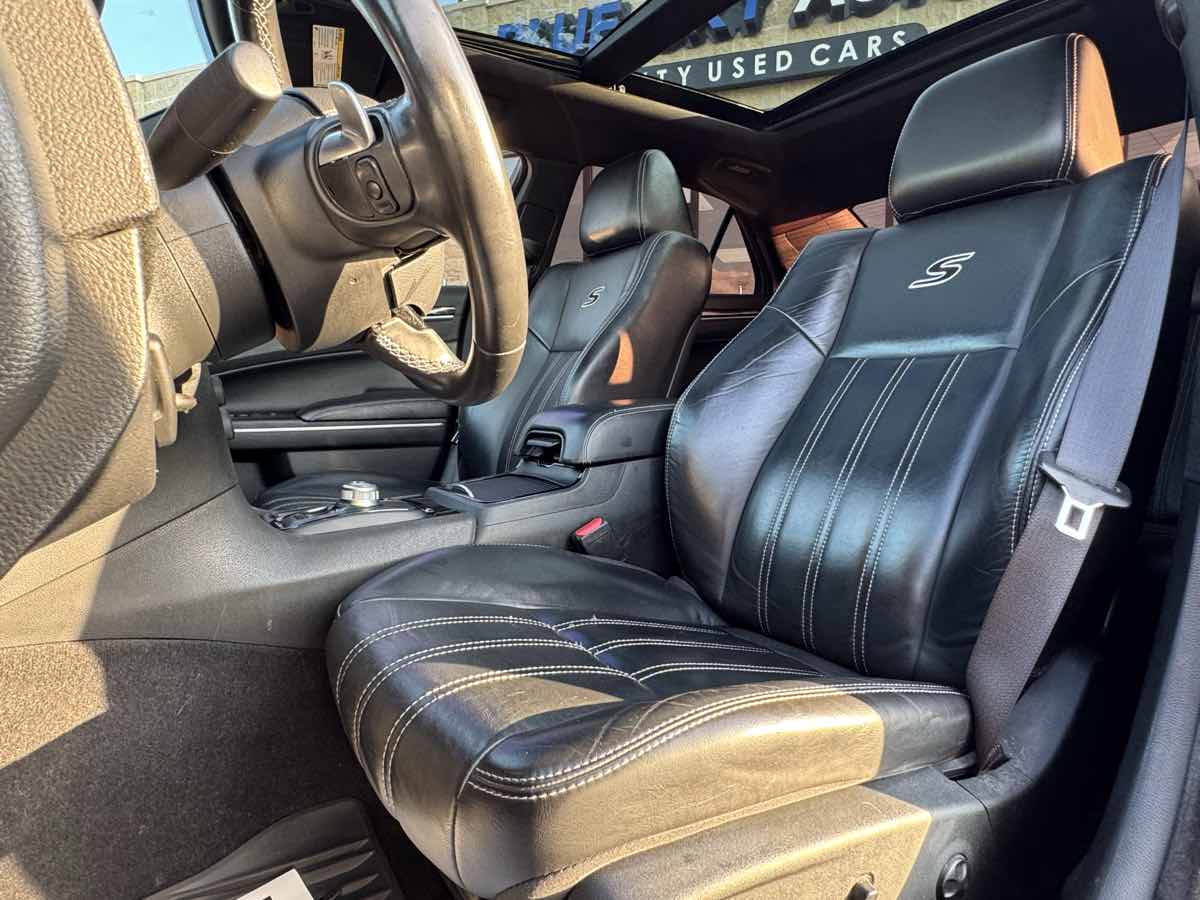 2020 Chrysler 300 photo 21