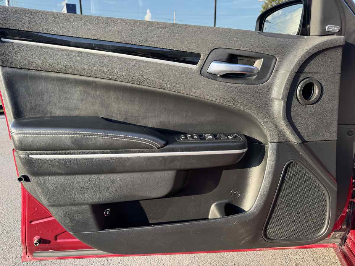 2020 Chrysler 300 photo 22