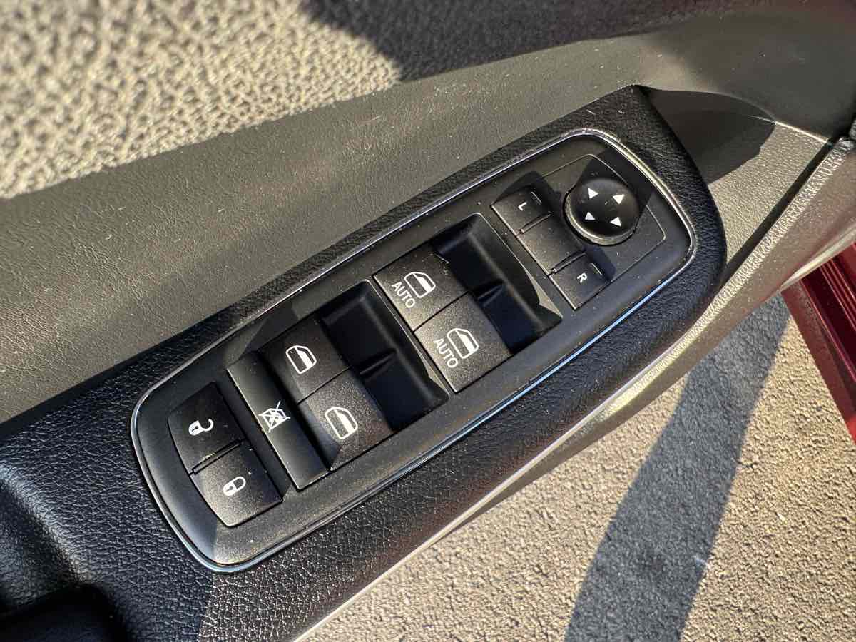 2020 Chrysler 300 photo 23