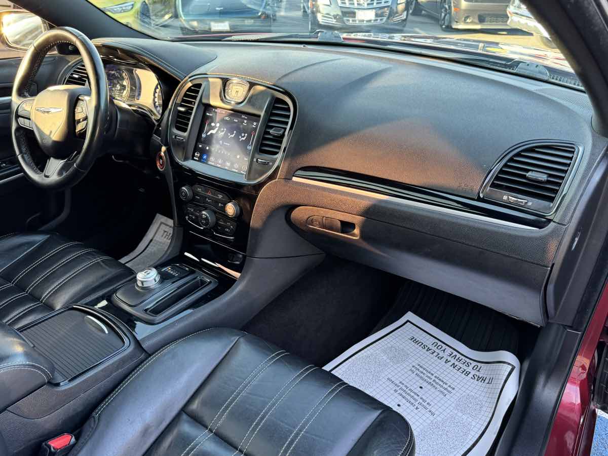 2020 Chrysler 300 photo 25