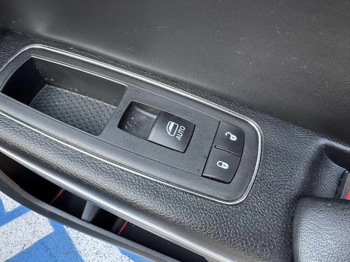 2020 Chrysler 300 photo 28