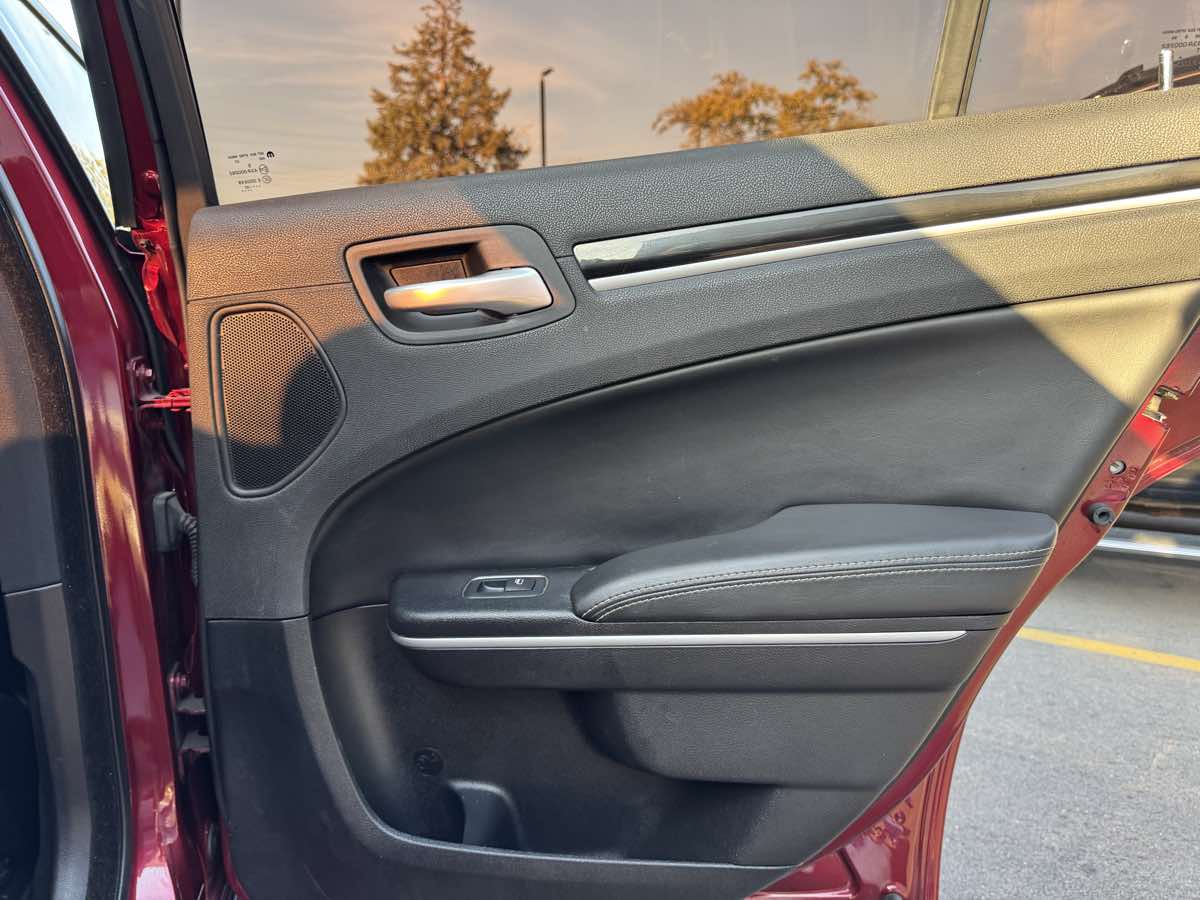 2020 Chrysler 300 photo 32