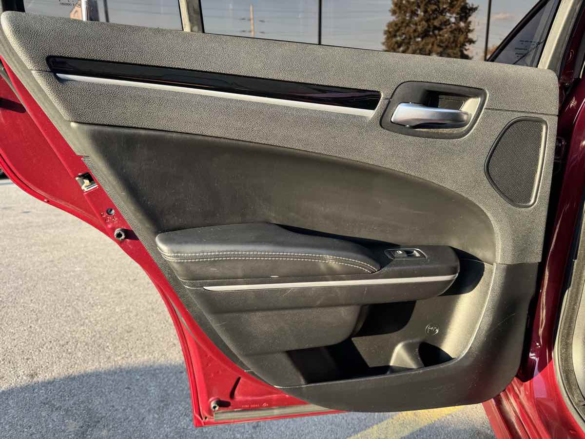 2020 Chrysler 300 photo 37