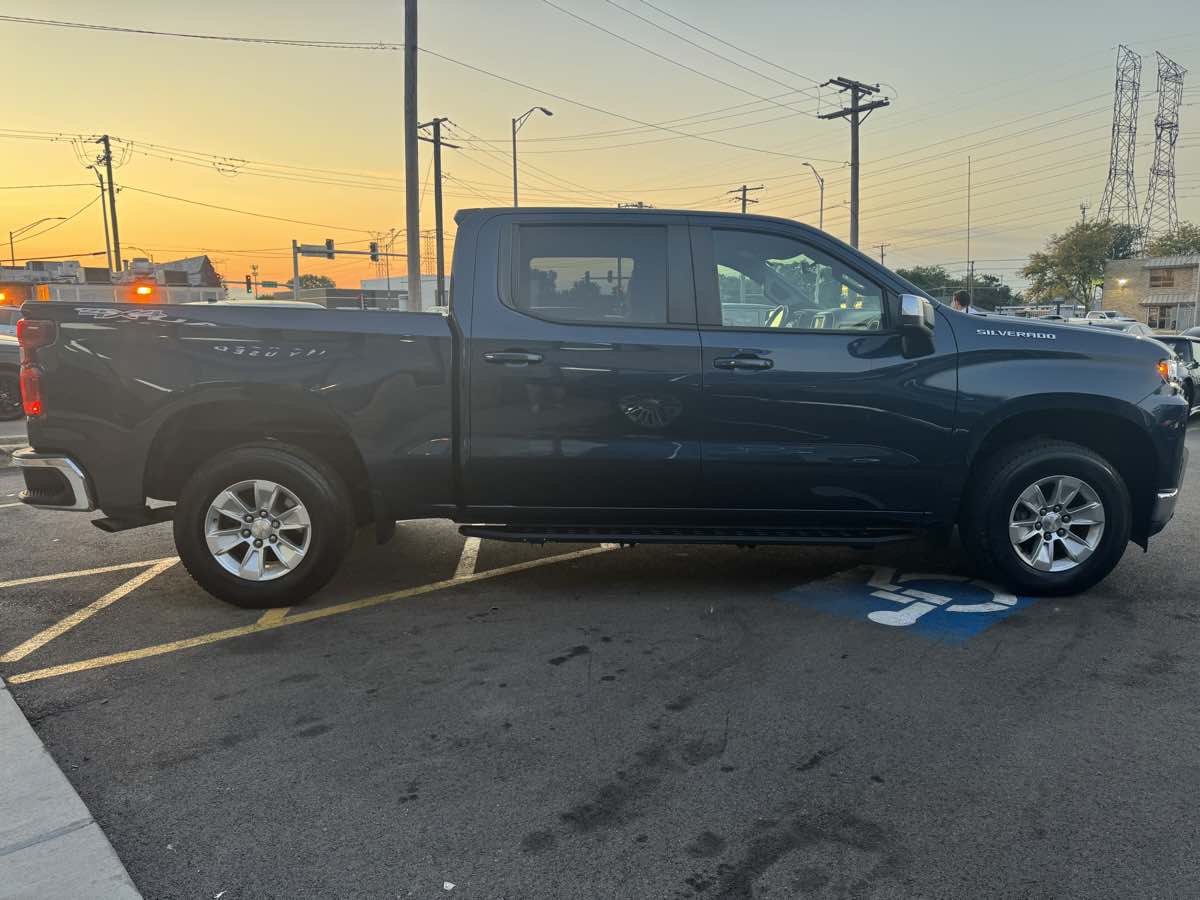 2022 Chevrolet Silverado 1500 LT photo 4