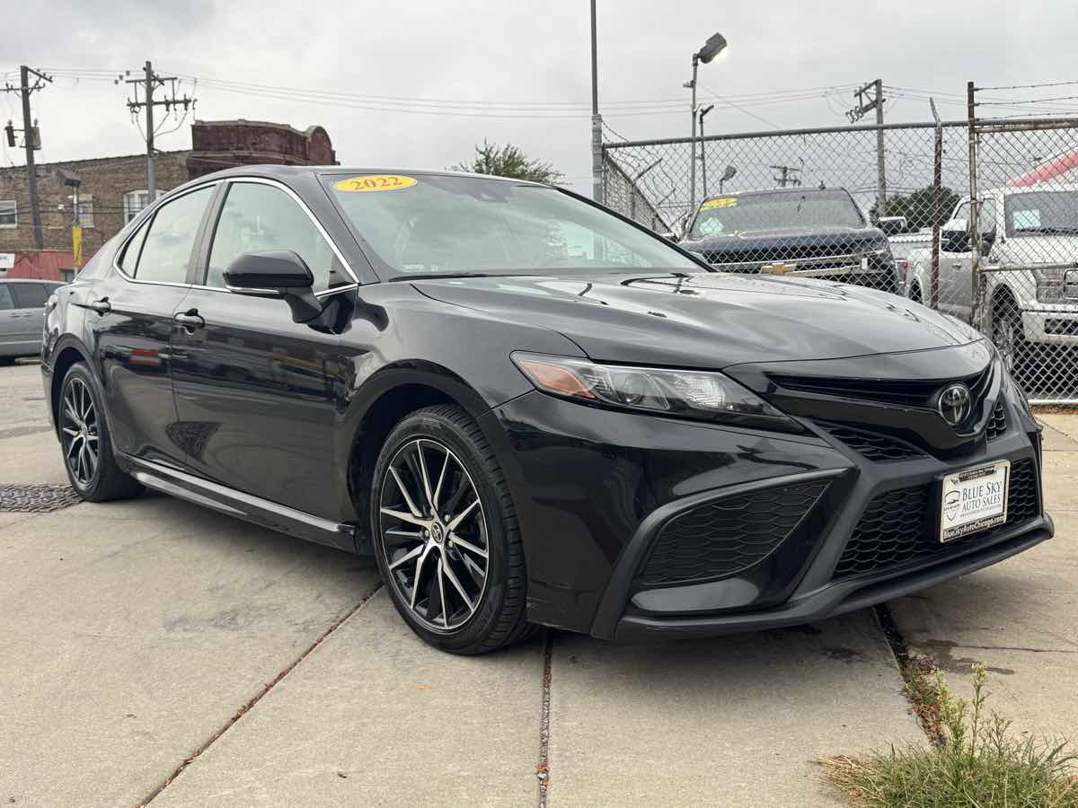 2022 Toyota Camry SE photo 3