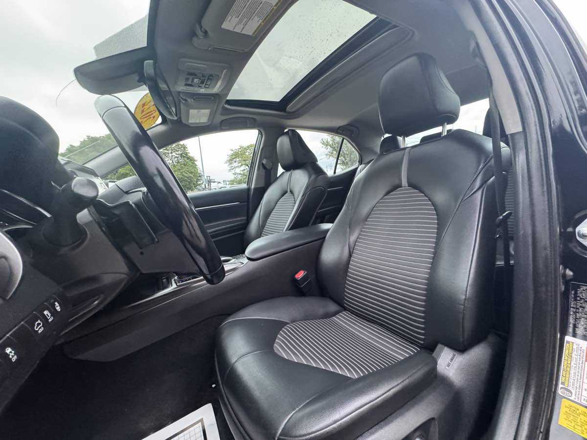 2022 Toyota Camry SE photo 10