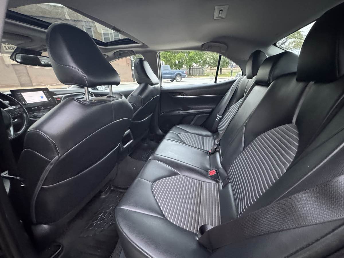 2022 Toyota Camry SE photo 17