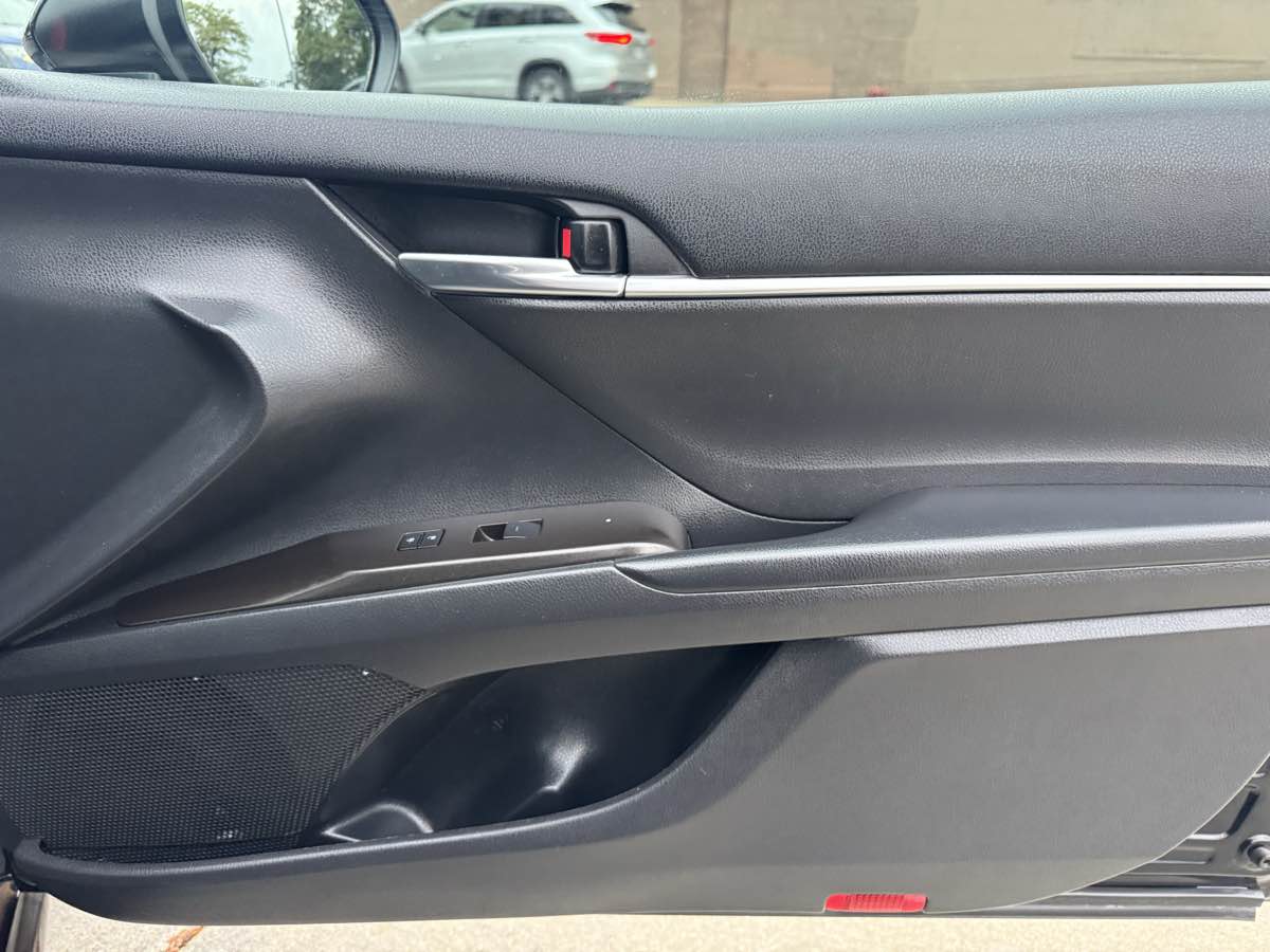 2022 Toyota Camry SE photo 21