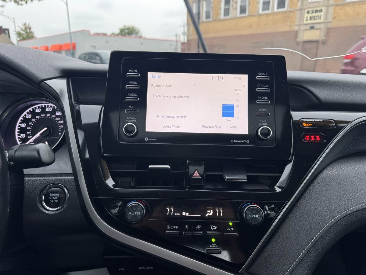 2022 Toyota Camry SE photo 32