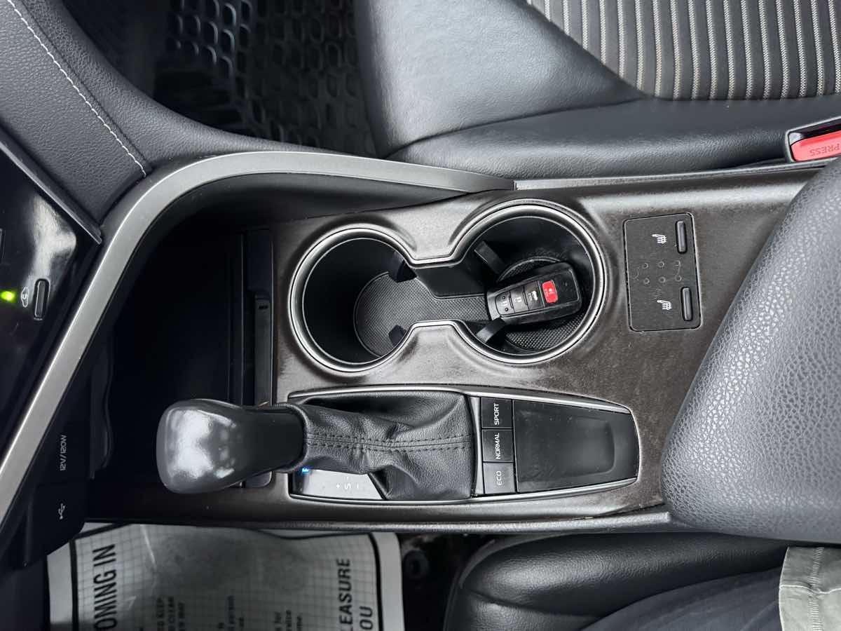 2022 Toyota Camry SE photo 35