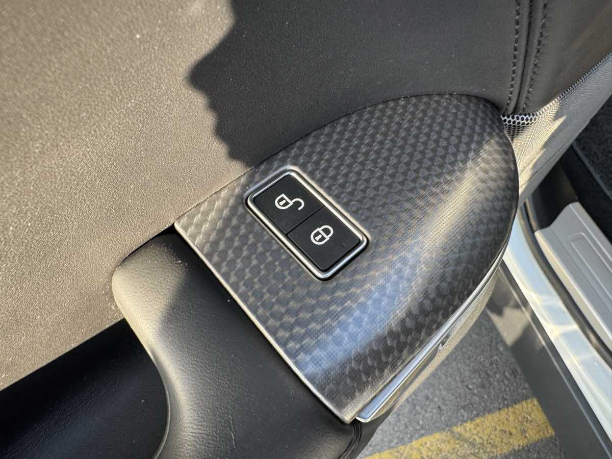 2017 Land Rover Range Rover Sport SVR photo 43