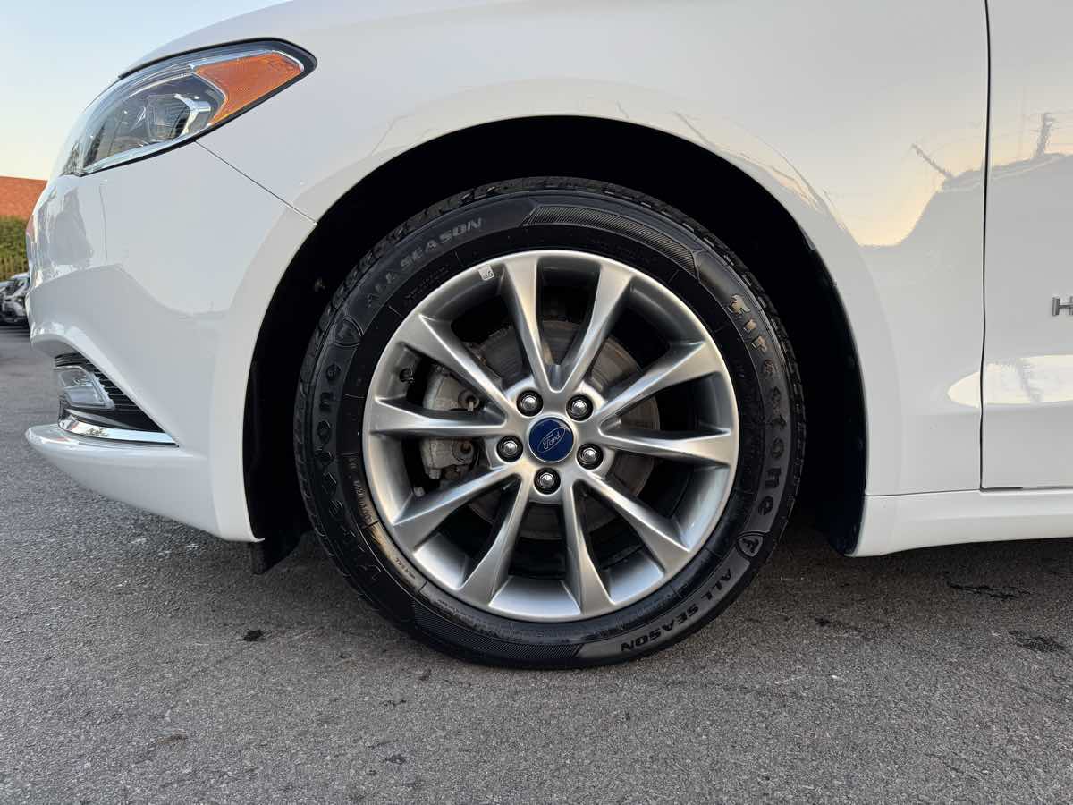 2017 Ford Fusion Hybrid SE photo 9