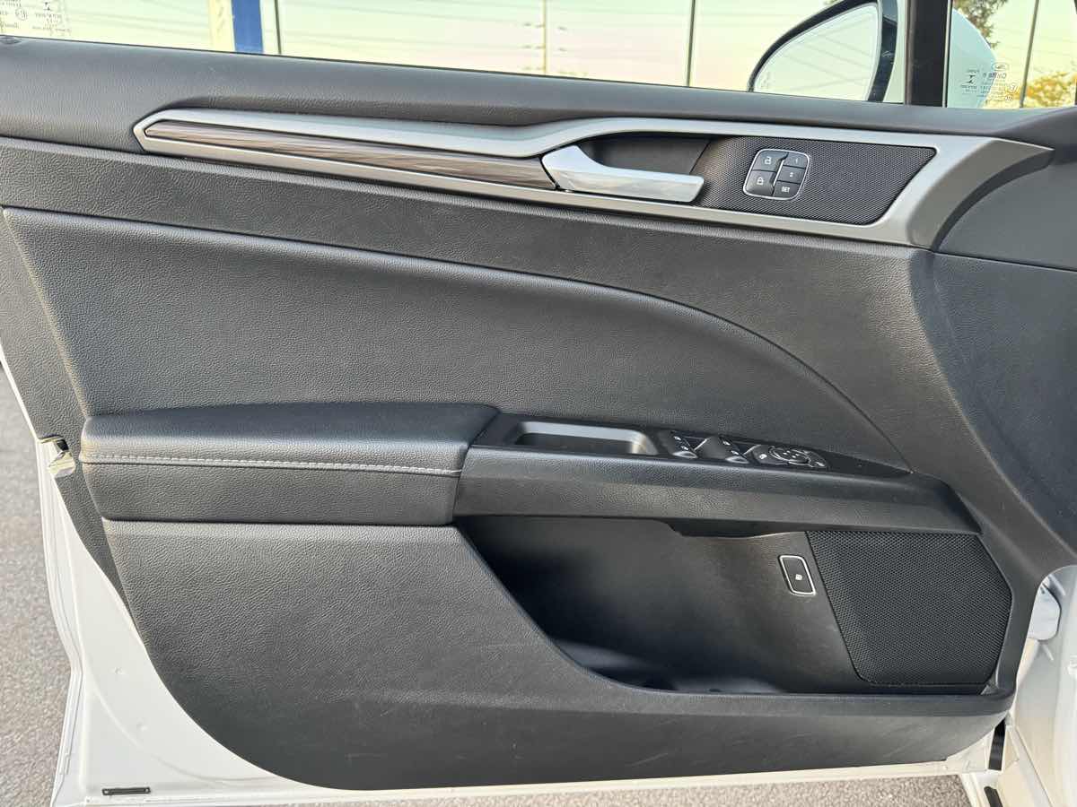 2017 Ford Fusion Hybrid SE photo 23