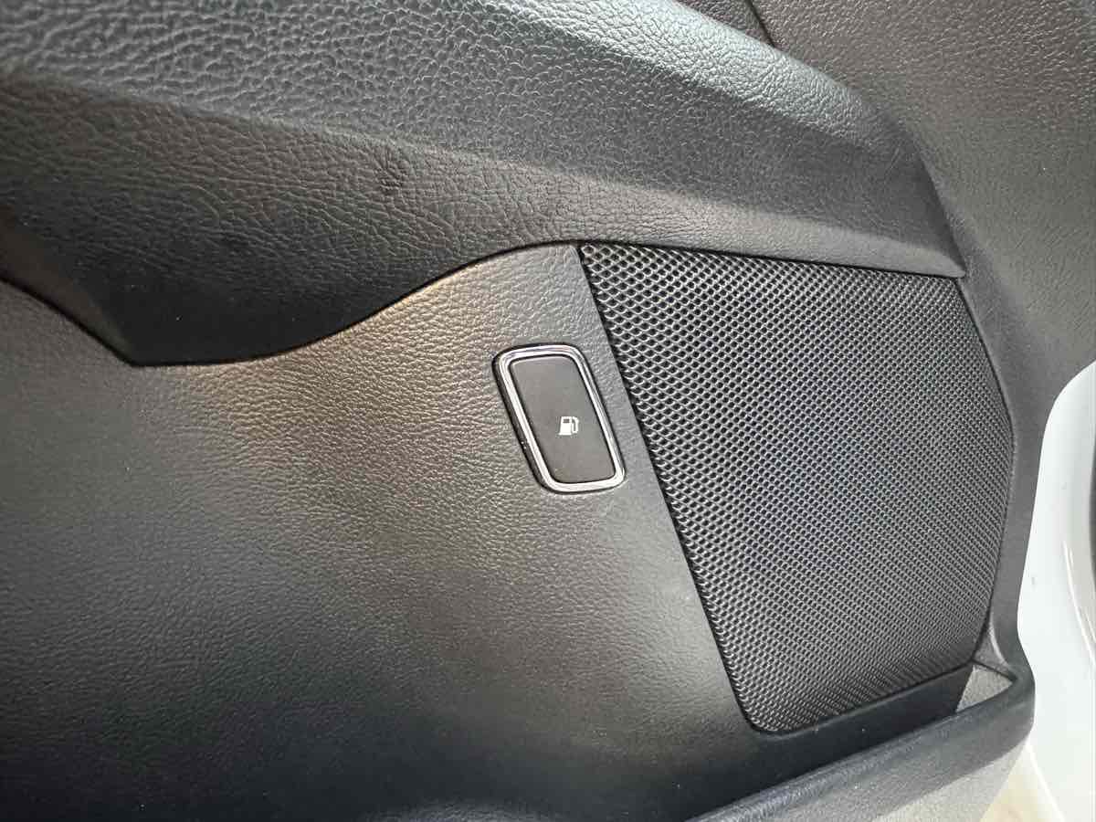 2017 Ford Fusion Hybrid SE photo 24