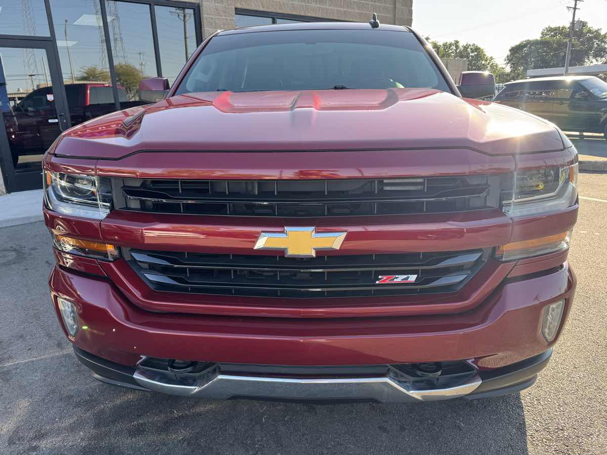 2018 Chevrolet Silverado 1500 LT photo 2