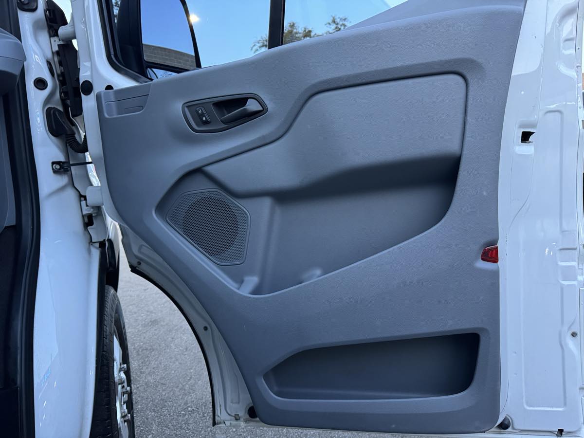 2015 Ford Transit XLT photo 27