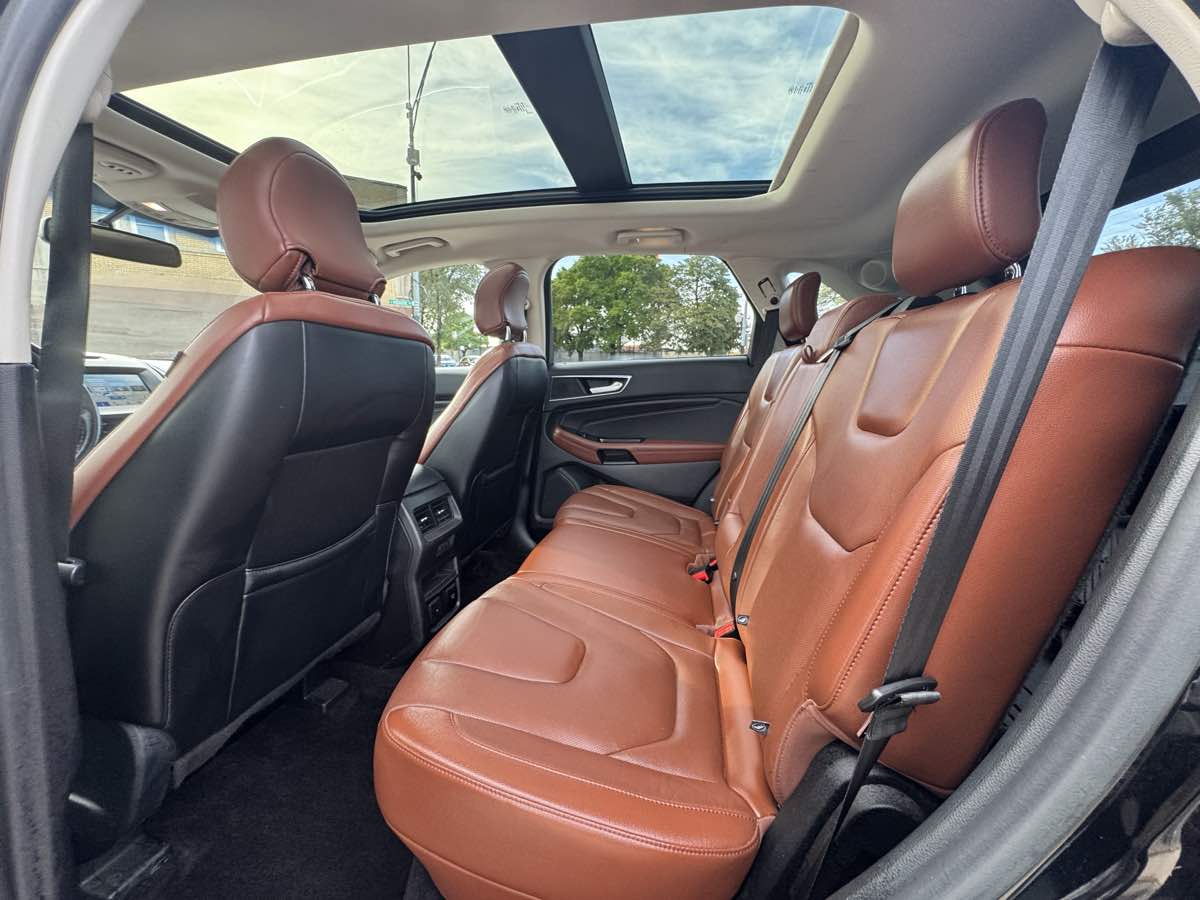 2017 Ford Edge Titanium photo 16